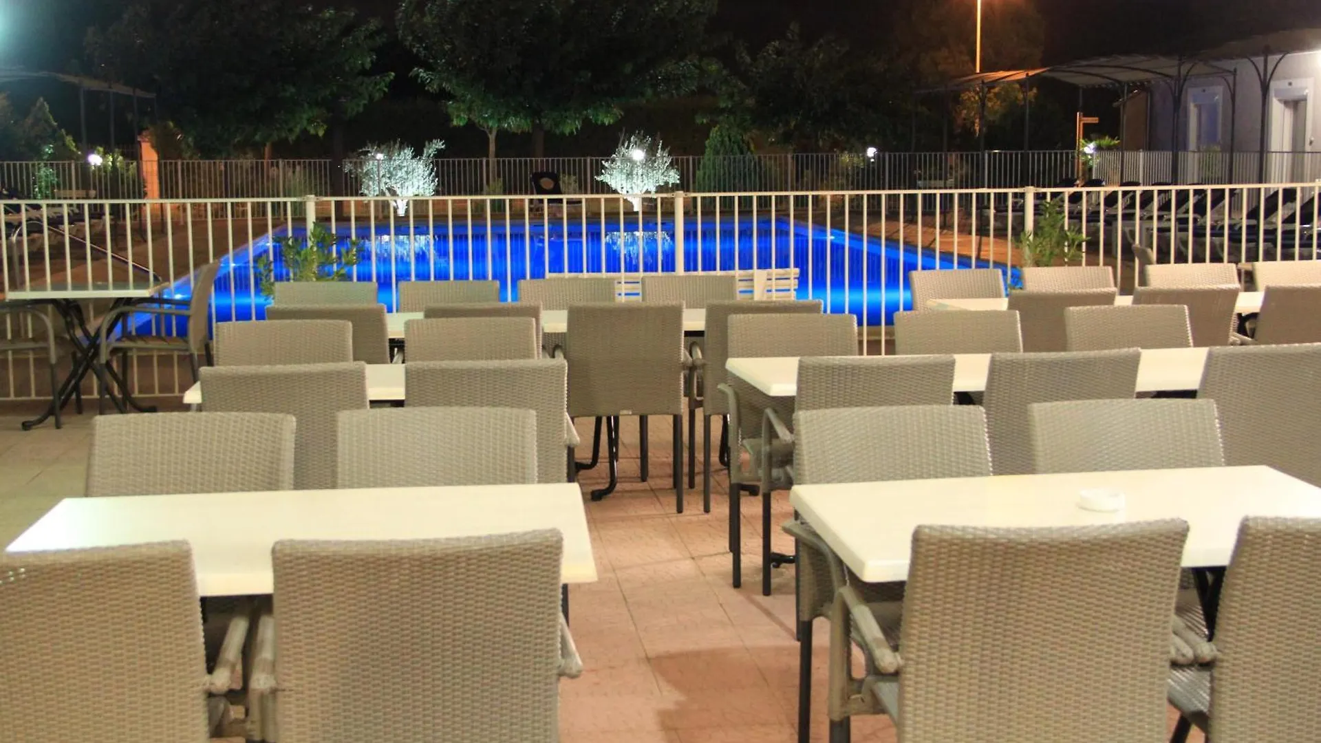 **  Hotel Saint Louis Le Thor Francia