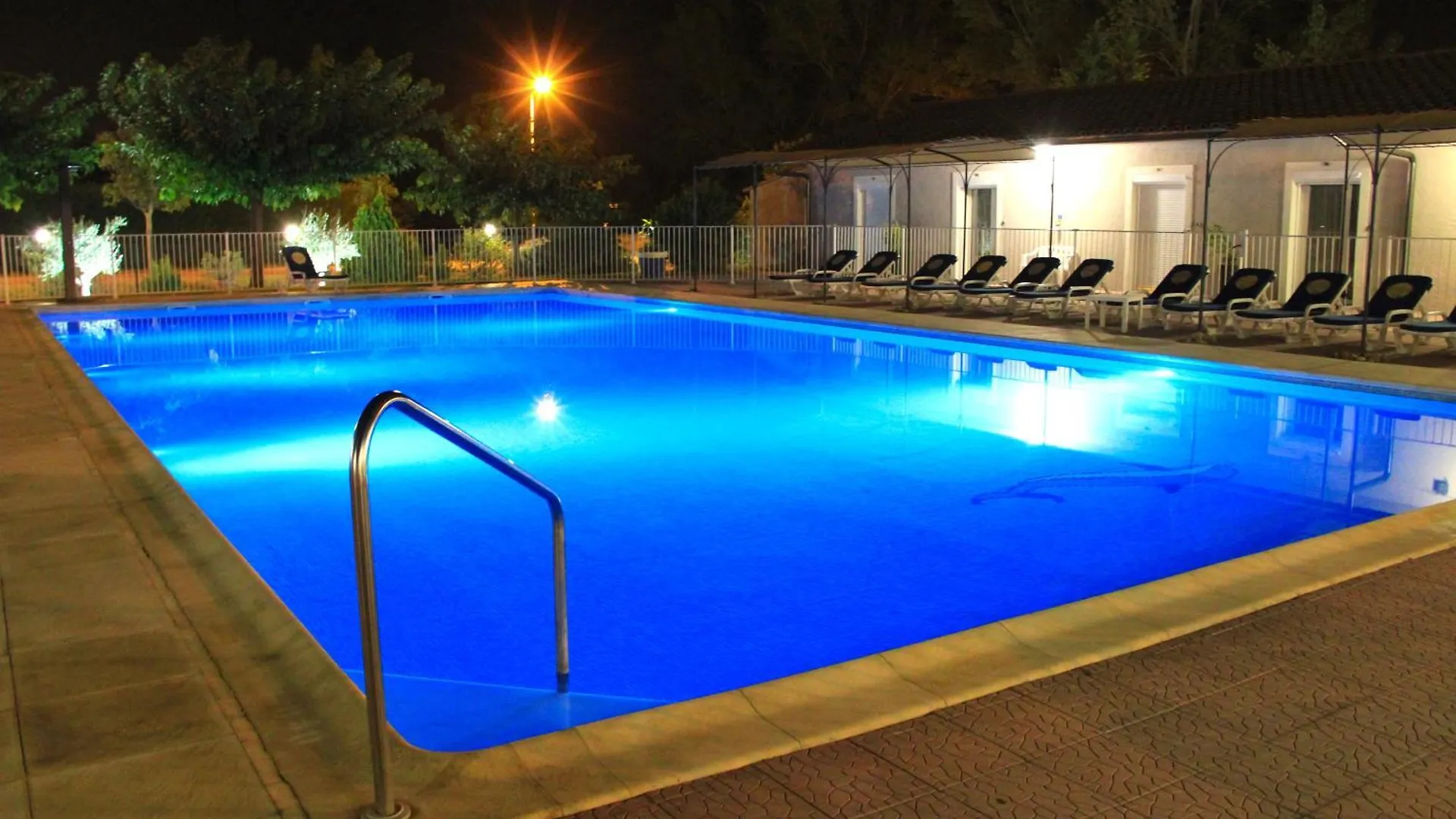 Hotel Saint Louis Le Thor 2*,